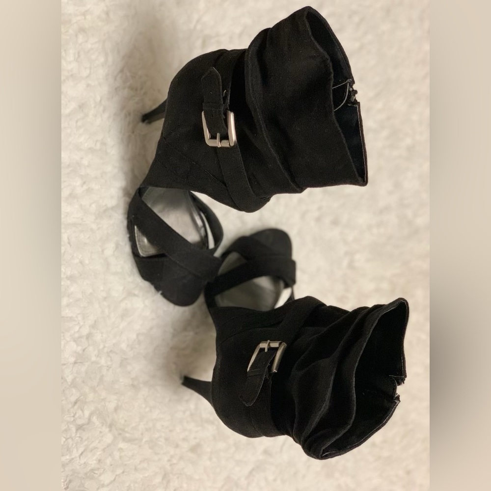 Sandal/Boot Size 6.5 Color: Black These sassy ankle covered heels are ideal. 😍